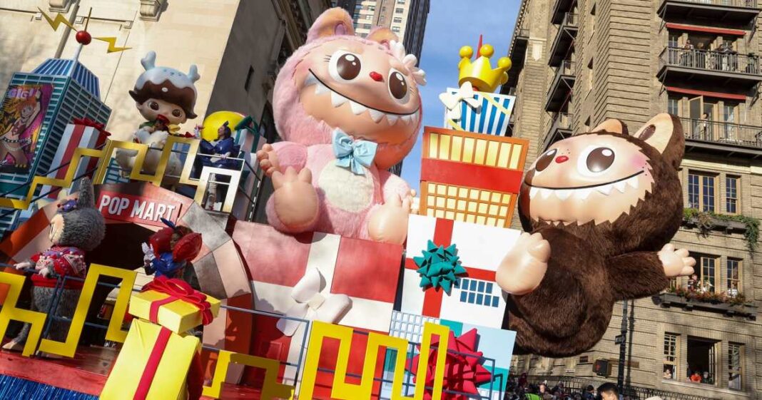 Labubu y Mokoko, los populares juguetes de Pop Mart, debutaron en el desfile de Acción de Gracias de Macy’s en Nueva York. Foto: EFE