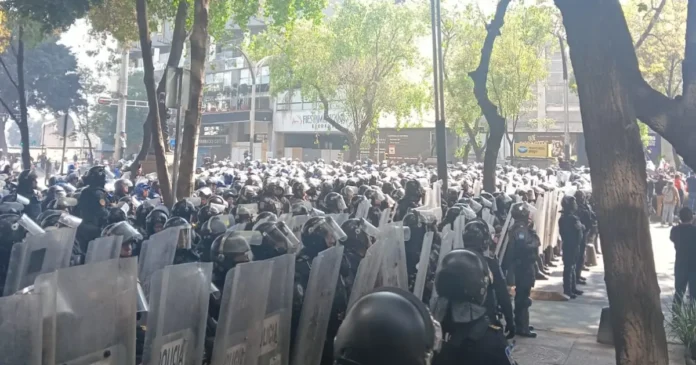 Policías forman un cerco en Paseo de la Reforma para impedir el avance de la marcha de Generación Z hacia el Zócalo capitalino. Foto: Tomada de X