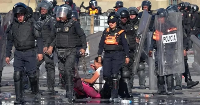 Una mujer es detenida por policías de la CDMX durante la marcha de la ‘Generación Z’ en contra de Claudia Sheinbaum. Foto: Tomada de X