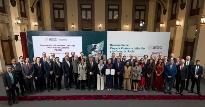 Claudia Sheinbaum durante la firma del acuerdo Pacic en Palacio Nacional para mantener el precio de la canasta básica y reducir la inflación. Foto: Gobierno de México