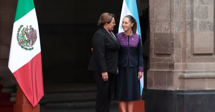 Claudia Sheinbaum y Xiomara Castro se saludan en Palacio Nacional durante su encuentro para reforzar la relación bilateral entre México y Honduras. Foto: EFE