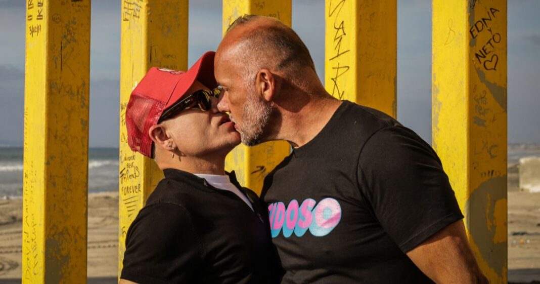 Participantes del ‘Besotón Sidoso Internacional’ se besan en la frontera de Tijuana para visibilizar derechos y romper estigmas sobre el VIH. Foto: EFE