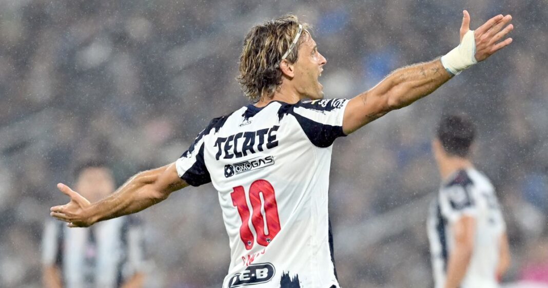 Sergio Canales de Monterrey reacciona este miércoles, en el partido de ida de los cuartos de final de la Liga MX entre Monterrey y América en el estadio BBVA, en Guadalupe. Foto: EFE