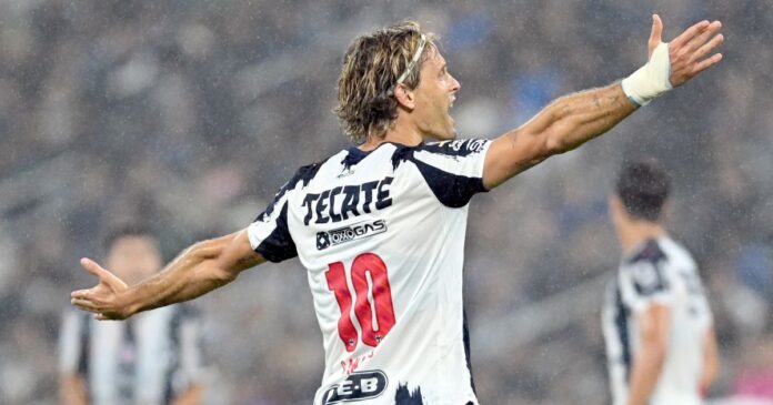 Sergio Canales de Monterrey reacciona este miércoles, en el partido de ida de los cuartos de final de la Liga MX entre Monterrey y América en el estadio BBVA, en Guadalupe. Foto: EFE