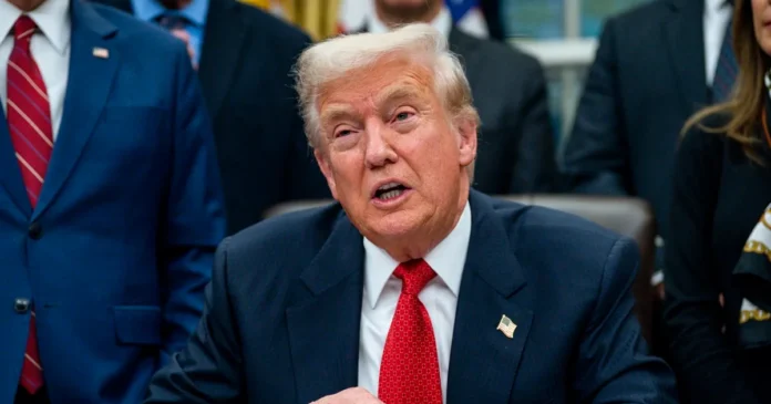 Donald Trump anuncia la firma de la ley para liberar los archivos de Jeffrey Epstein en una publicación en Truth Social. Foto: EFE
