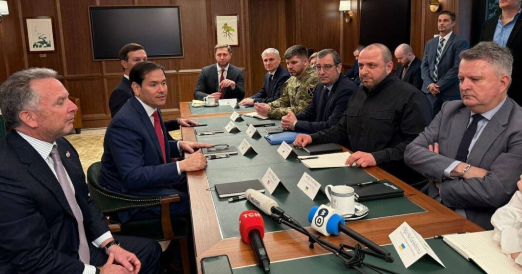 Marco Rubio durante la conferencia en Florida tras la reunión con representantes ucranianos para avanzar en un posible acuerdo de paz. Foto: @kozako01 en X