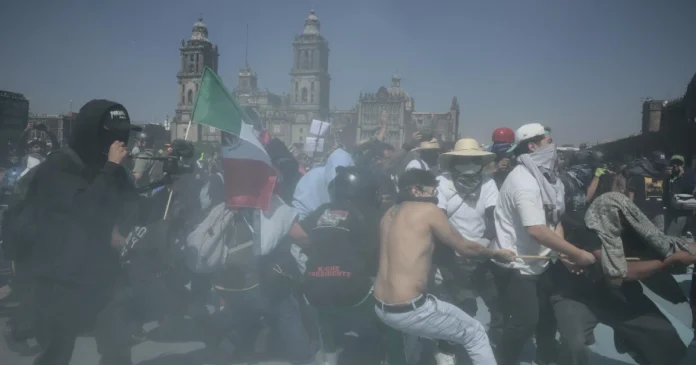 Policía reprimió a los manifestantes de la ‘Generación Z’ en la marcha del 15 de noviembre en el Zócalo, lo que provocó disturbios. Foto: EFE