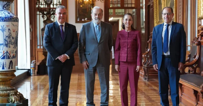 Sheinbaum dialoga en Palacio Nacional con Carlos Slim y Francisco Cervantes sobre los pronósticos económicos y planes de inversión. Foto: Claudia Sheinbaum X