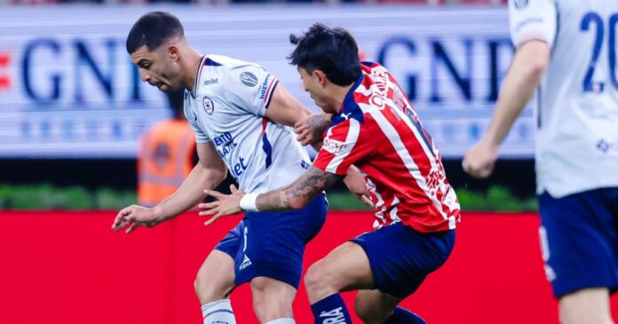 Cruz Azul y Chivas protagonizaron un intenso duelo sin goles en la ida de los cuartos de final del Apertura 2025. Foto: @CruzAzul en X