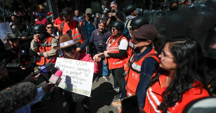 Elementos de la SSC resguardan la marcha de la ‘Generación Z’ en Paseo de la Reforma, donde se registraron seis detenciones y objetos asegurados. Foto: EFE