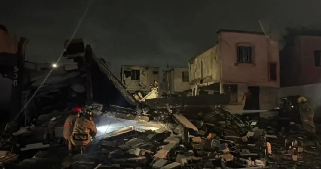 Bomberos y Protección Civil trabajan entre escombros tras explosión de pirotecnia en Pesquería, Nuevo León, que dejó tres muertos y seis heridos. Foto: Tomada de X