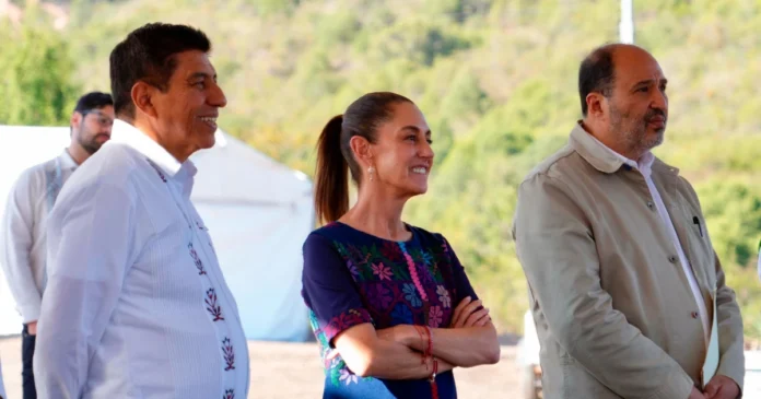 Maestros de la CNTE derriban vallas durante protesta contra Claudia Sheinbaum en San Pedro y San Pablo Teposcolula, Oaxaca. Foto: Gobierno de México