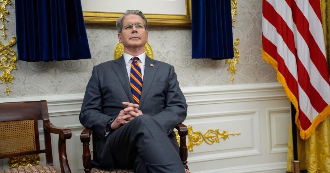 Scott Bessent, secretario del Tesoro de EEUU, anunció recortes fiscales y mayor vigilancia sobre remesas enviadas por migrantes indocumentados. Foto: EFE, archivo
