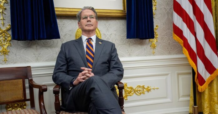 Scott Bessent, secretario del Tesoro de EEUU, anunció recortes fiscales y mayor vigilancia sobre remesas enviadas por migrantes indocumentados. Foto: EFE, archivo