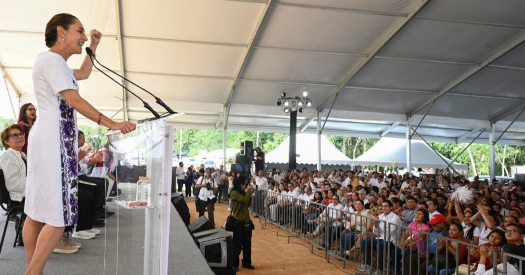 Claudia Sheinbaum durante su visita a Quintana Roo, donde destacó que el Tren Maya de carga permitirá abaratar el precio de la gasolina en el sureste. Foto: EFE