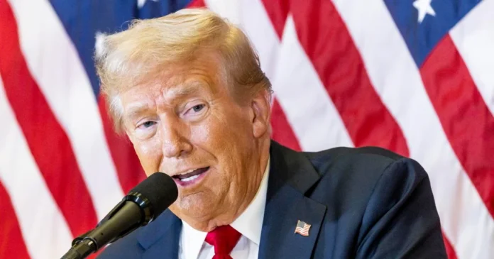 Donald Trump amenazó con demandar a la BBC por mil millones de dólares si no se retracta de su documental sobre el asalto al Capitolio. Foto: EFE