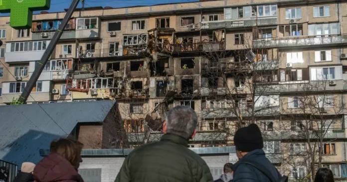 Edificios dañados en Kiev tras el ataque masivo con misiles y drones rusos que dejó cinco muertos y más de treinta heridos. Foto: EFE