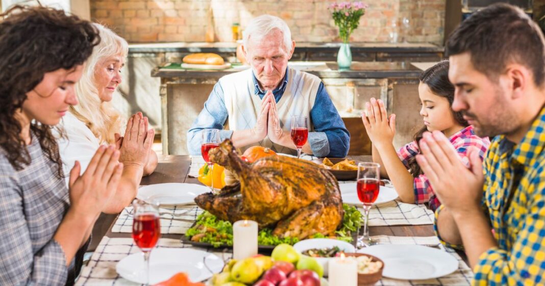Familias estadounidenses celebran el Día de Acción de Gracias compartiendo la tradicional cena con pavo y momentos de gratitud. Foto: Freepik IA