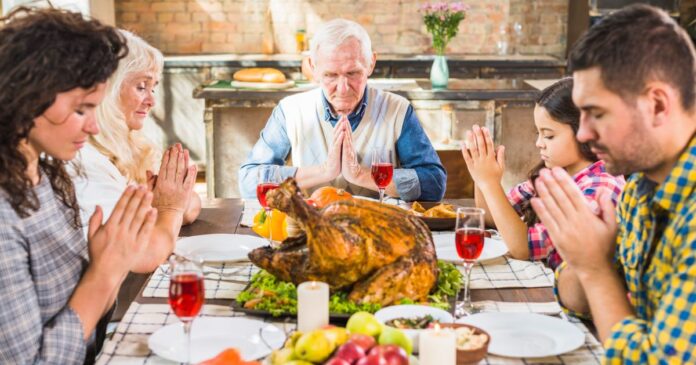 Familias estadounidenses celebran el Día de Acción de Gracias compartiendo la tradicional cena con pavo y momentos de gratitud. Foto: Freepik IA