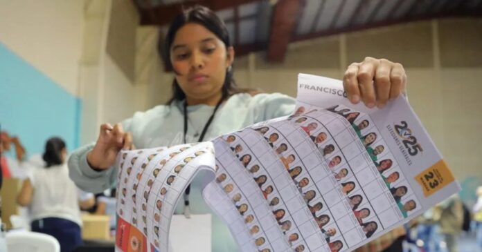 El CNE de Honduras continúa el escrutinio en medio de un estrecho margen entre los candidatos y llamados a la calma. Foto: EFE