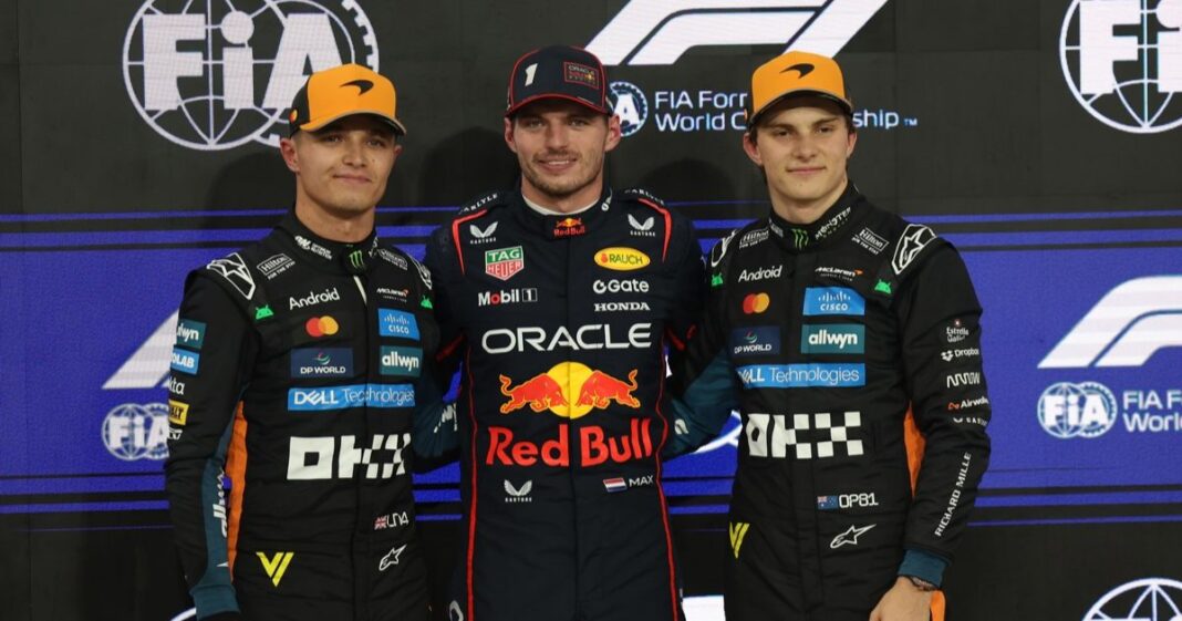 Max Verstappen (centro) arrancará desde la ‘pole’ en Abu Dabi, con Norris (izq) a su lado en la lucha por el título mundial. Foto: EFE