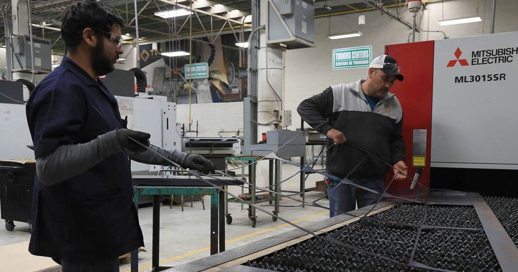 Banxico informó que analistas del sector privado redujeron el pronóstico de crecimiento económico de México para 2025. Foto: EFE