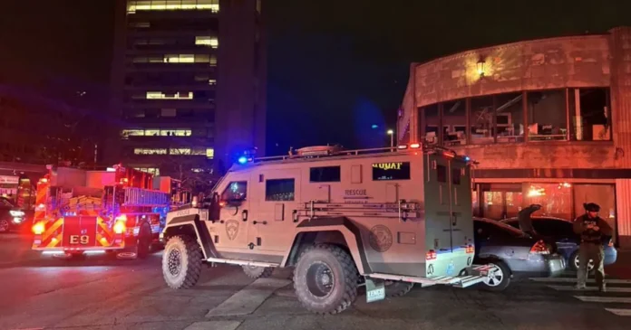 Agentes de seguridad resguardan el campus de la Universidad de Brown tras el tiroteo registrado en Providence, Rhode Island. Foto: @sentdefender en X