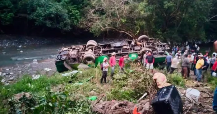 Equipos de emergencia atienden la volcadura de un autobús en Zontecomatlán, Veracruz, que dejó 10 fallecidos y 32 heridos. Foto: Tomada de X