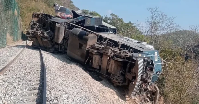 Elementos de emergencia y autoridades federales trabajan en la zona del descarrilamiento del tren del Corredor Interoceánico del Istmo de Tehuantepec, en Oaxaca. Foto: Tomada de X