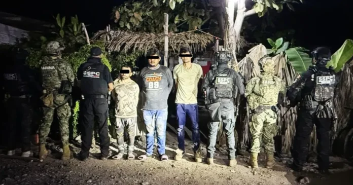 Elementos de seguridad federal detienen a 3 integrantes del grupo delictivo ‘Los Blancos de Troya’ en el municipio de Apatzingán, Michoacán. Foto: @OHarfuch en X