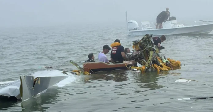Personal de emergencia trabaja en la zona del desplome de una aeronave de la Marina mexicana en las inmediaciones de Galveston, Texas, durante labores de rescate. Foto: Tomada de X