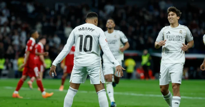 Kylian Mbappé celebra su gol de penalti ante el Sevilla, con el que igualó el récord goleador anual de Cristiano Ronaldo con el Real Madrid. Foto: EFE