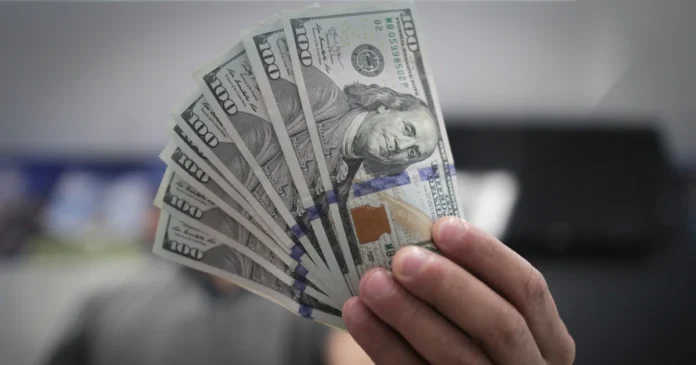 El peso se deprecia frente al dólar tras cinco avances consecutivos. Foto: EFE/Archivo