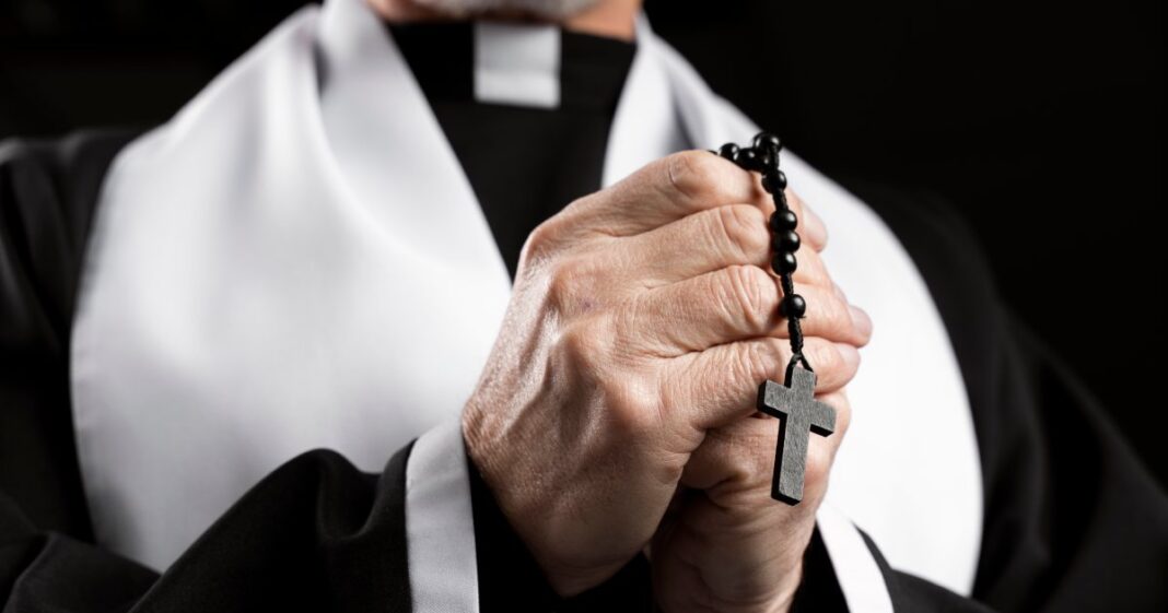 La Audiencia Nacional aprobó la extradición a México del sacerdote español acusado de abusos a menores en Jalisco. Foto: Freepik IA