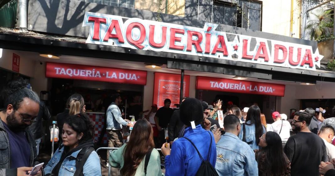 Fans abarrotaron la ‘Taquería Dua’ en CDMX, creada por Dua Lipa para celebrar el cierre de su tour en México. Foto: EFE