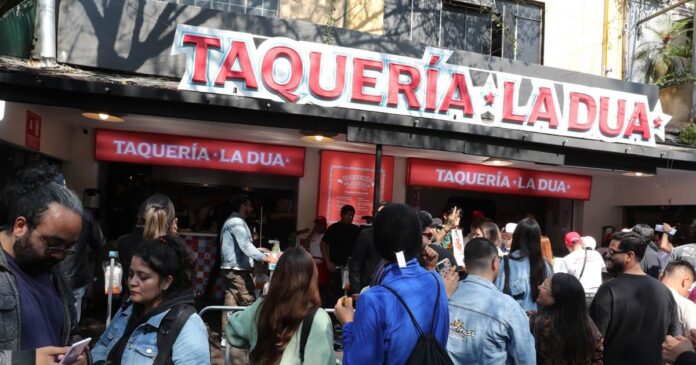 Fans abarrotaron la ‘Taquería Dua’ en CDMX, creada por Dua Lipa para celebrar el cierre de su tour en México. Foto: EFE