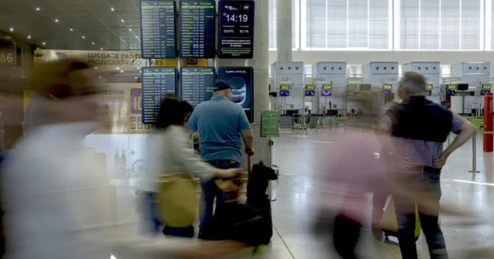 Aerolínea rechaza versión de intento de embarque de mujer muerta en vuelo Málaga-Londres. Foto: EFE/Archivo