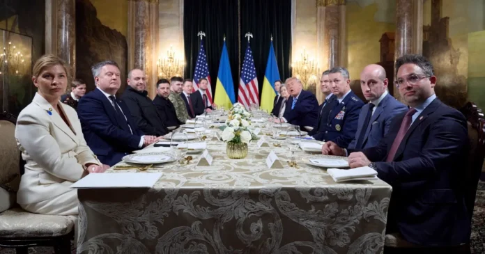 Donald Trump y Volodímir Zelenski durante su reunión en Mar-a-Lago, donde abordaron el plan de paz para Ucrania. Foto: EFE