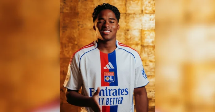 Endrick posa con la camiseta del Olympique de Lyon tras concretarse su cesión por el Real Madrid hasta el final de la temporada. Foto: @OL_English en X