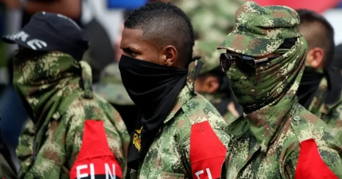 Integrantes del ELN en imagen de archivo; la guerrilla anunció un cese al fuego unilateral durante las festividades navideñas en Colombia. Foto: EFE/Archivo