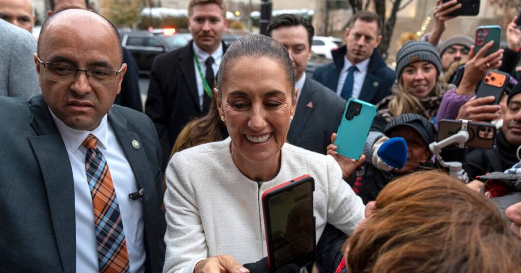 Claudia Sheinbaum se reunió con migrantes mexicanos en Washington durante su visita por el sorteo del Mundial 2026. Foto: EFE