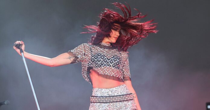 Dua Lipa interpretó ‘Bésame Mucho’ en su primer concierto del Radical Optimism Tour en CDMX, desatando la euforia del público mexicano. Foto: EFE/Archivo Dua Lipa interpretó ‘Bésame Mucho’ en su primer concierto del Radical Optimism Tour en CDMX, desatando la euforia del público mexicano. Foto: EFE/Archivo