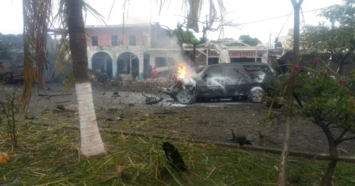 La explosión de un auto frente a instalaciones de la Policía Comunitaria en Coahuayana, Michoacán, el pasado 6 de diciembre. Foto: Tomada de X