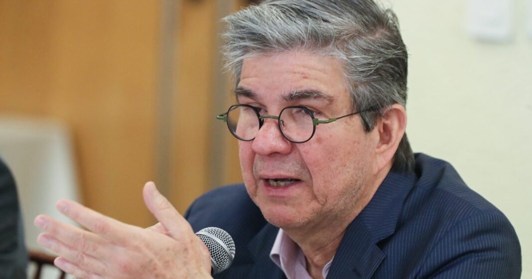 El director de estudios económicos de Banamex, Sergio Kurczyn, habla durante una conferencia de prensa este martes, en la Ciudad de México. Foto: EFE