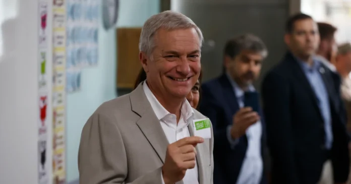 José Antonio Kast emitiendo su voto en las elecciones presidenciales de Chile hoy domingo 14 de diciembre de 2025. Foto: EFE