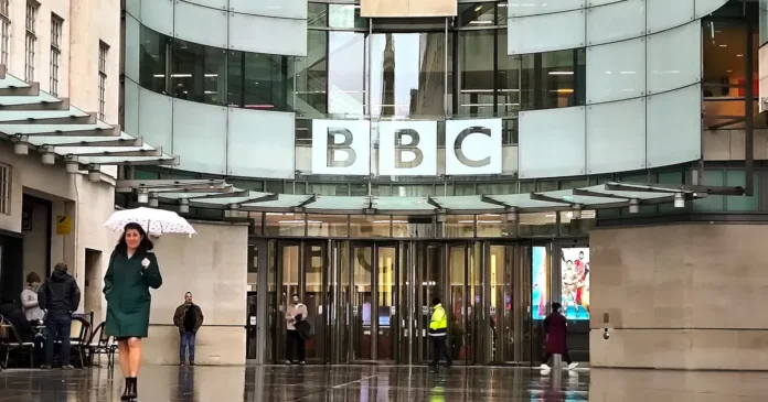 Sede de la BBC en Londres, en medio de la polémica legal por la demanda presentada por el presidente estadounidense Donald Trump. Foto: EFE