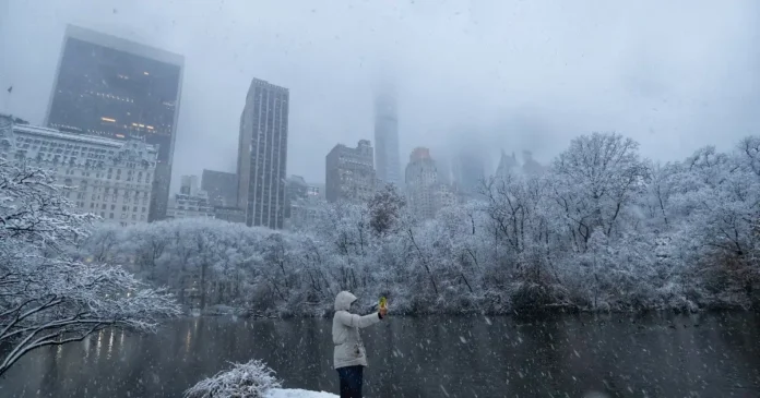 Nueva York amaneció cubierta por la primera nevada de la temporada, con acumulaciones moderadas y temperaturas bajas en la región noreste de Estados Unidos. Foto: @GaryHershorn en X