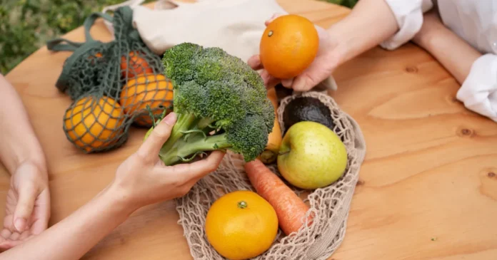 Productores mexicanos cosechan alimentos orgánicos certificados, cuya producción se mantiene en crecimiento durante 2025 en diversas regiones del país. Foto: Freepik IA