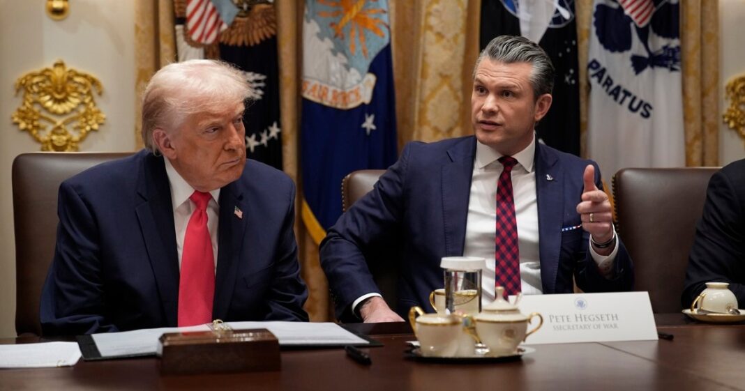 El presidente Donald Trump y el secretario de Guerra, Pete Hegseth, durante una reunión en la Casa Blanca para tratar el tema de Venezuela. Foto: EFE