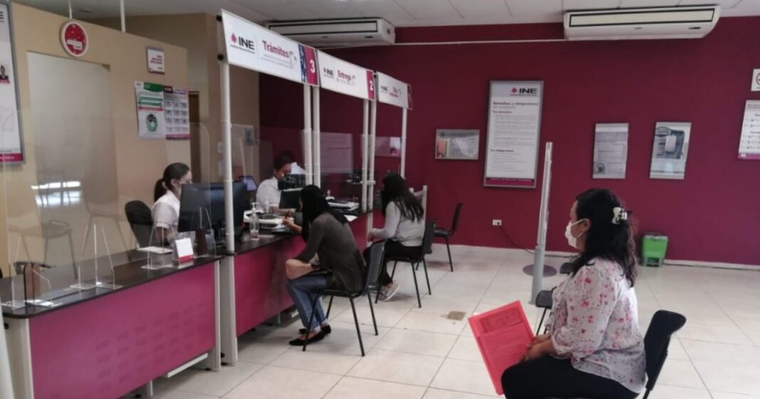 Trámite de reposición de INE en un módulo del Instituto Nacional Electoral en México. Foto: INE